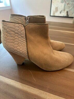 Matt Bernson Camel Suede Ankle Booties Stacked Heel Size 9.5
